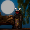 Whisky giapponese Floppypipe Shinobu Shogun in bottiglia a forma di armatura samurai con elmo e maschera rossa