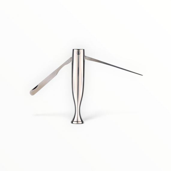 Curapipe Floppypipe in metallo cromato lucido con tre utensili a scomparsa: pigino, paletta e ago alesatore.