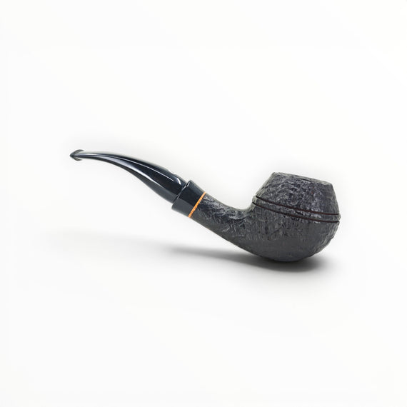 Pipa Il Ceppo Bent Bulldog sabbiata nera con bocchino in metacrilato, disponibile su Floppypipe.