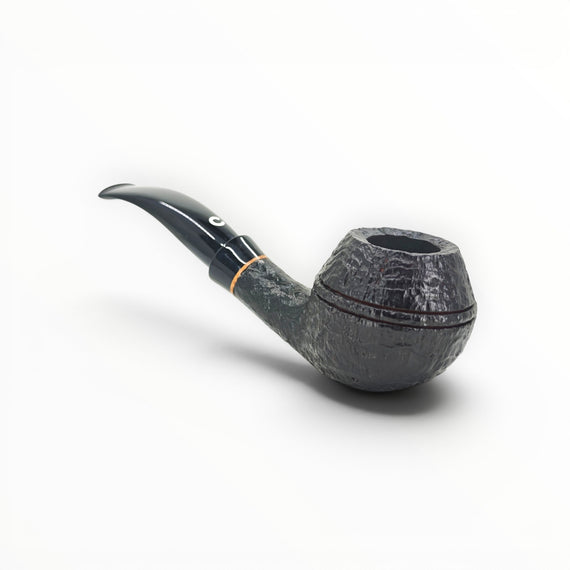 Pipa Il Ceppo Bent Bulldog sabbiata nera con bocchino in metacrilato, disponibile su Floppypipe.