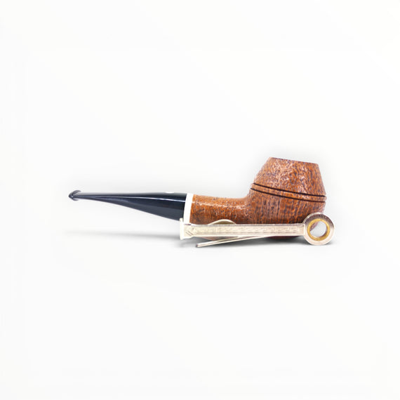Pipa Il Ceppo Bent Rhodesian sabbiata marrone con ghiera in metacrilato bianco e bocchino nero, fatta a mano in Italia.