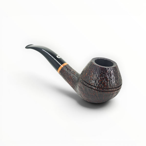 Pipa Il Ceppo Bent Rhodesian sabbiata scura con bocchino in metacrilato nero, disponibile su Floppypipe.