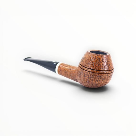 Pipa Il Ceppo Bent Rhodesian sabbiata marrone con ghiera in metacrilato bianco e bocchino nero, fatta a mano in Italia.
