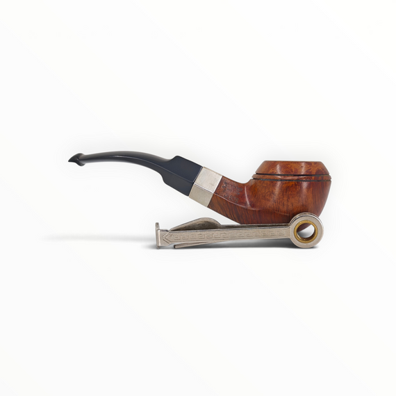 Pipa Floppypipe Peterson 80s in radica liscia con ghiera in argento e bocchino nero curvo su base bianca