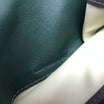 Dettaglio interno in pelle verde e crema di un portatabacco artigianale Floppypipe con scritta Hand Made in Italy