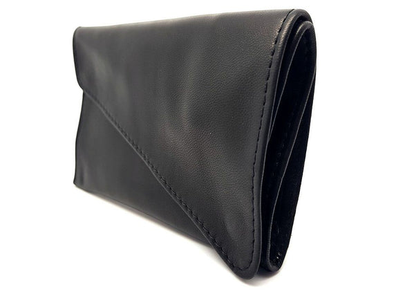 Portatabacco Floppypipe in vera pelle nera, design artigianale italiano compatto con chiusura a bottone.