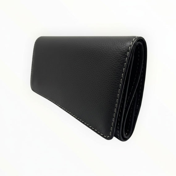 Portatabacco Floppypipe medio avvolgibile in vera pelle nera artigianale, design elegante e compatto.