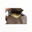 Portatabacco Floppypipe avvolgibile in vera pelle color taupe, artigianale, interno spazioso per tabacco.