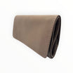 Portatabacco Floppypipe avvolgibile in vera pelle color taupe, artigianale, misura media per 25-30g di tabacco.