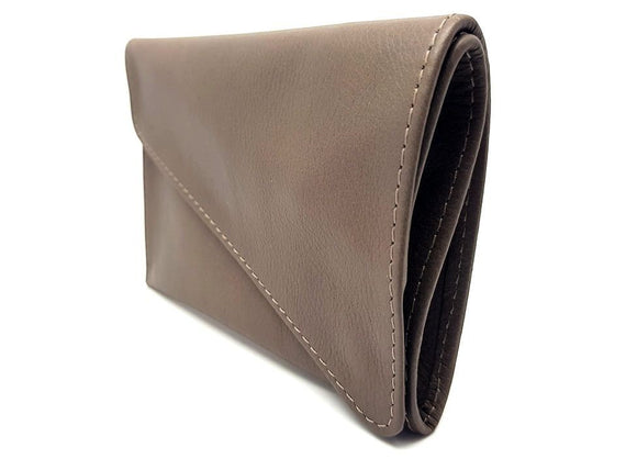 Portatabacco Floppypipe in vera pelle color taupe, modello medio artigianale Made in Italy con chiusura a bottone.