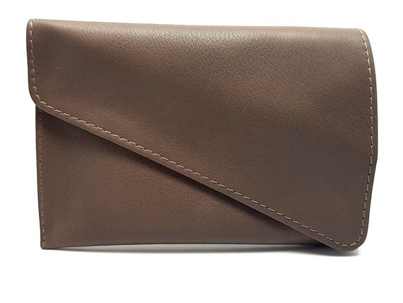 Portatabacco Floppypipe in vera pelle color taupe, modello medio artigianale Made in Italy con chiusura a bottone.