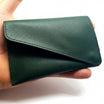 Portatabacco tascabile Floppypipe in vera pelle verde, artigianale Made in Italy, compatto e con chiusura a bottone.