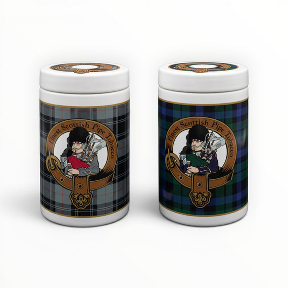 Vasi per tabacco Floppypipe in ceramica con decoro tartan scozzese, stemma dorato e suonatore di cornamusa.
