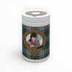 Vasi per tabacco Floppypipe in ceramica con decoro tartan scozzese, stemma dorato e pipa con tabacco in primo piano.