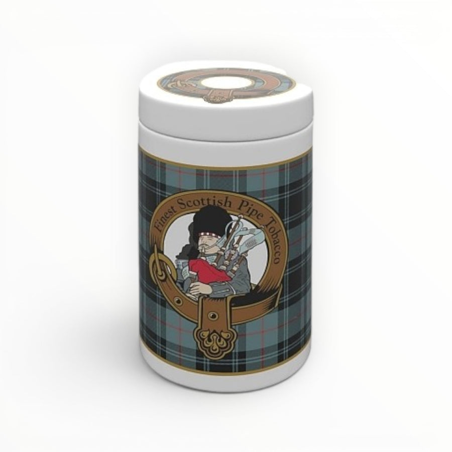 Vasi per tabacco Floppypipe in ceramica con decoro tartan scozzese, stemma dorato e pipa con tabacco in primo piano.