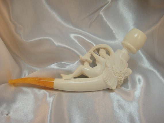 Pipa in schiuma di mare con donna in posa