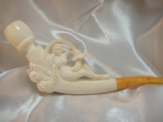 Pipa in schiuma di mare con donna in posa